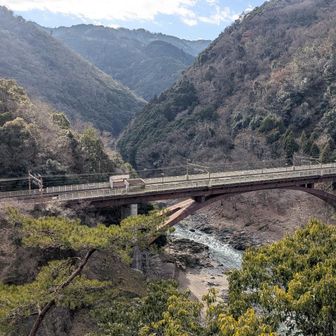 右手トンネル側が駅