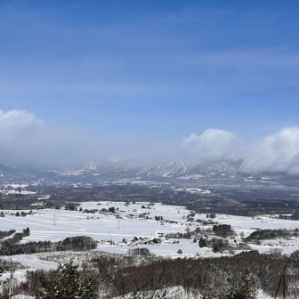 山頂からの眺め✨
岩手山、、、見えず🥲
雫石3スキー場と田んぼの雪原ビュー✨