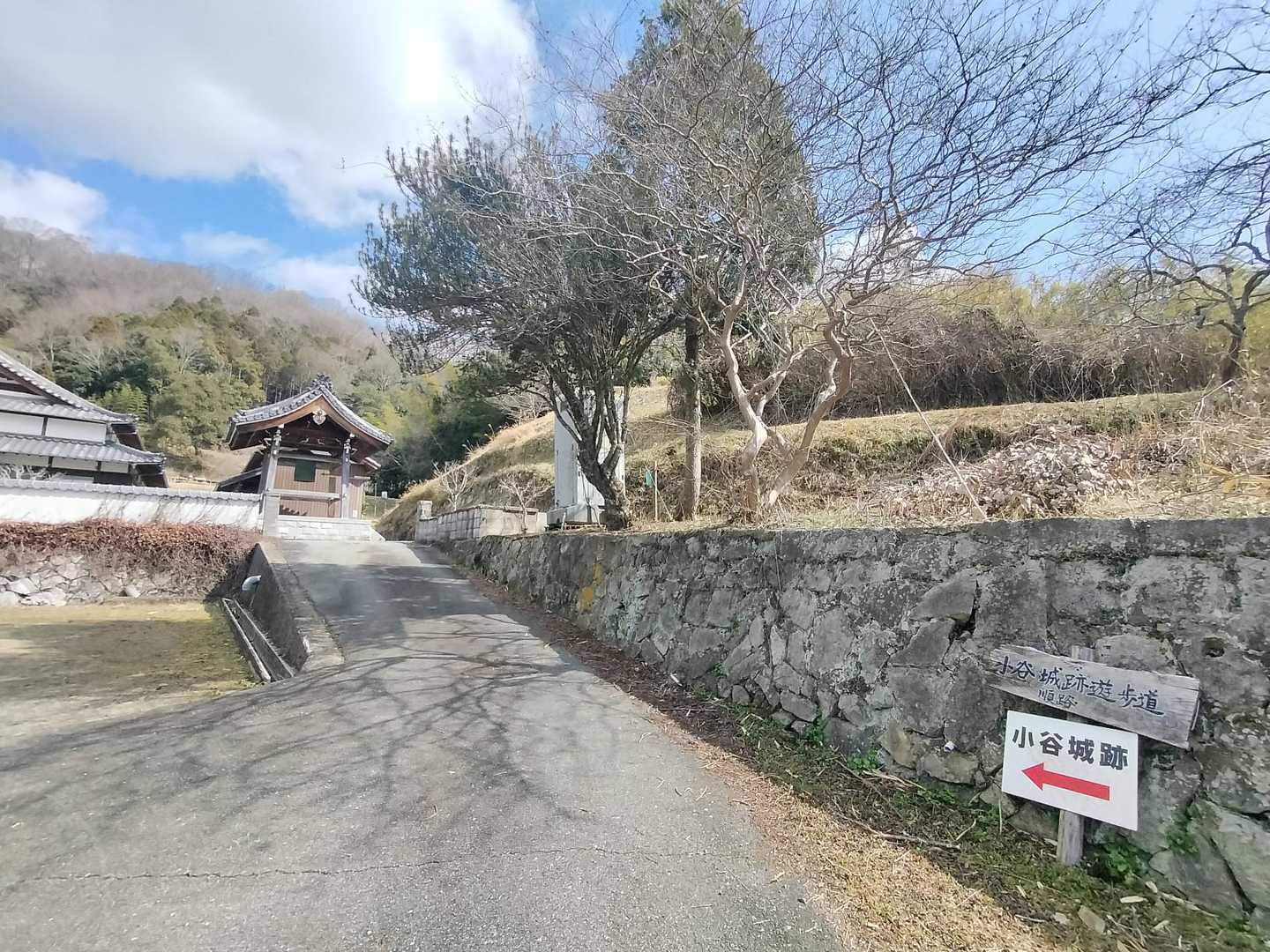 お寺の右から向かいます