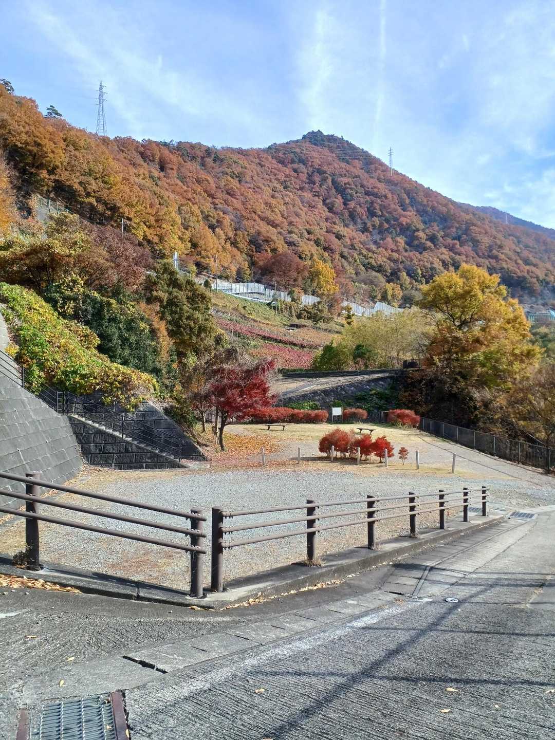 砂防学習公園🅿到着🚘
（🈚料、トイレ🚻なし）
駐車率ゼロ％貸切
誰もいなーい💦
気温🌡9℃無風
この近くに滝がありました


帰りも…
誰もいなーい🤣
気温🌡14℃
