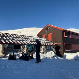 西駒山荘。窓壊れてた。