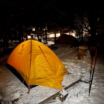 青苔荘は国道が近いので、電気が通っているみたい。過ごしやすそうな小屋です。