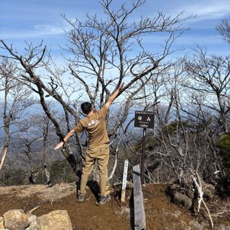 やってみたかった、大崩Tシャツ着用の傾山でポーズ、ともに九州二大難関の制覇〜