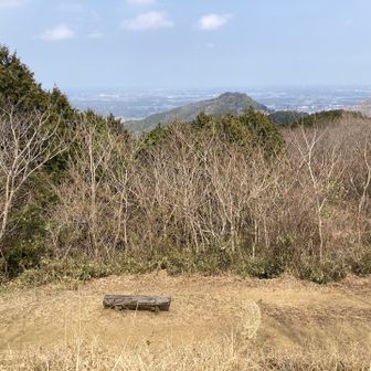 南山山頂から見た東方面と愛宕山(中央)