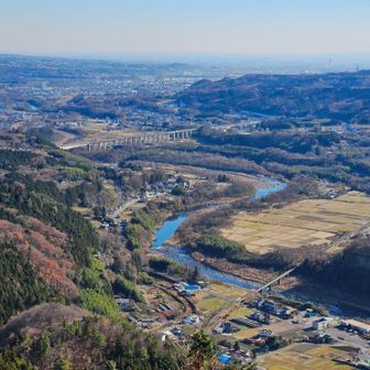 少し先に行くと好展望。
吾妻線の橋梁、蛇行している吾妻川、そして奥に上越新幹線の高架も見えます。