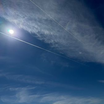 空には、飛行機雲がいっぱい✨😄

そろそろ下山へ。。
いっぱいお喋りして、いっぱい山を感じて、いっぱい食べて…
今日も良き日でした

ご一緒くださった皆さん、ありがとうございました✨