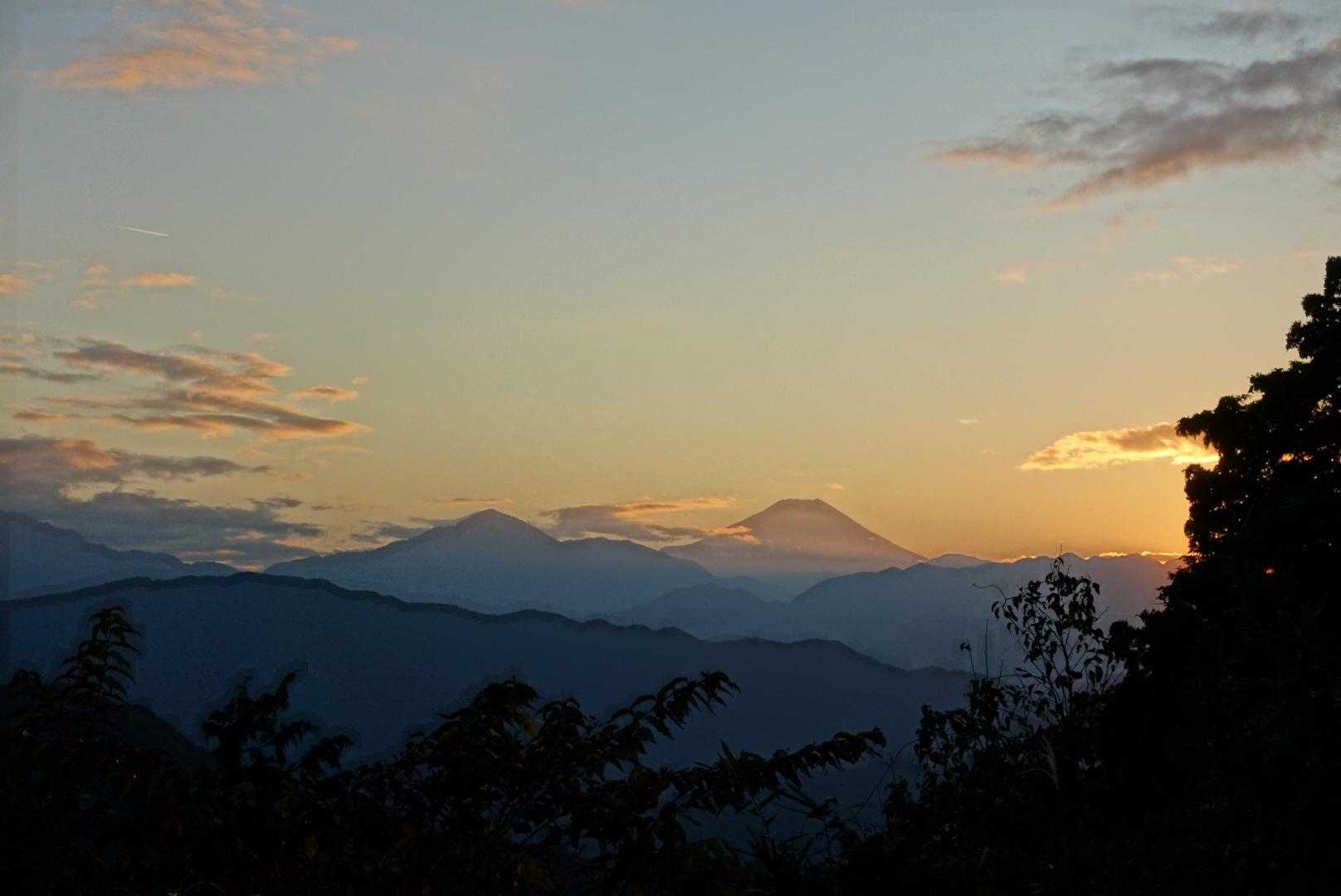 高尾山山頂。夕日富士山。
