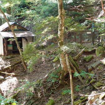 愛鷹山荘。近くにあったトイレは壊れて使用不可