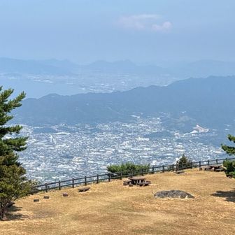 翠波西峰から
四国中央市と観音寺市がみえます