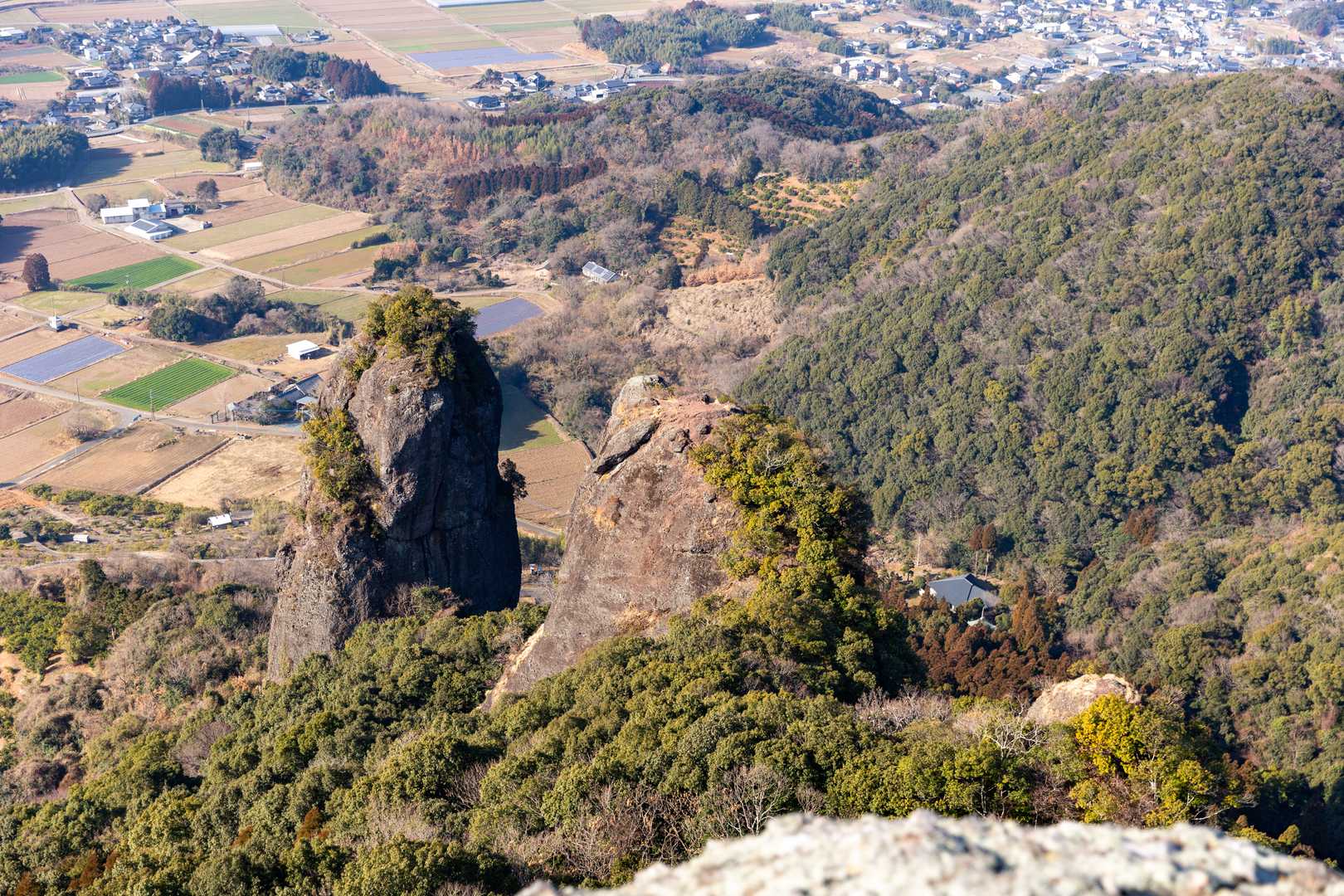 色んな岩の上に立って下の岩を見下ろしてみます📷