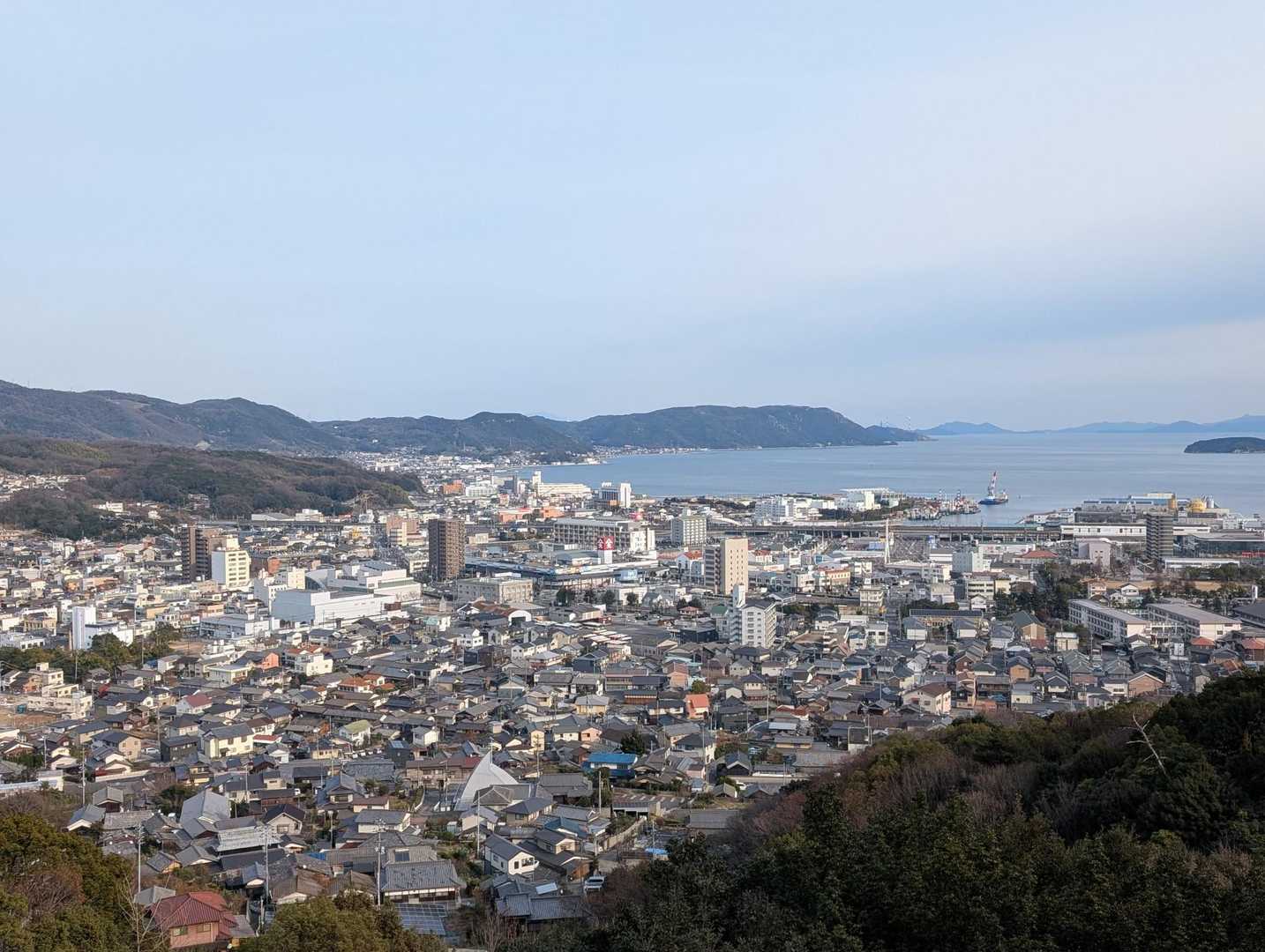 朝日観音堂からの眺めがすでに絶景でした🤩
児島の町並みと海