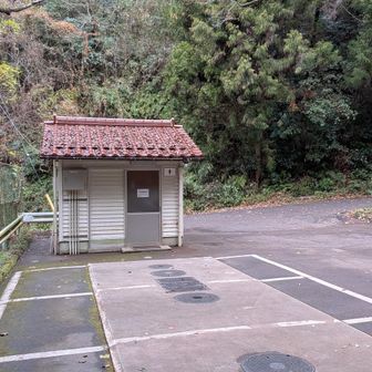 登山口横の駐車場から登山開始。
駐車場には水洗トイレがありました。