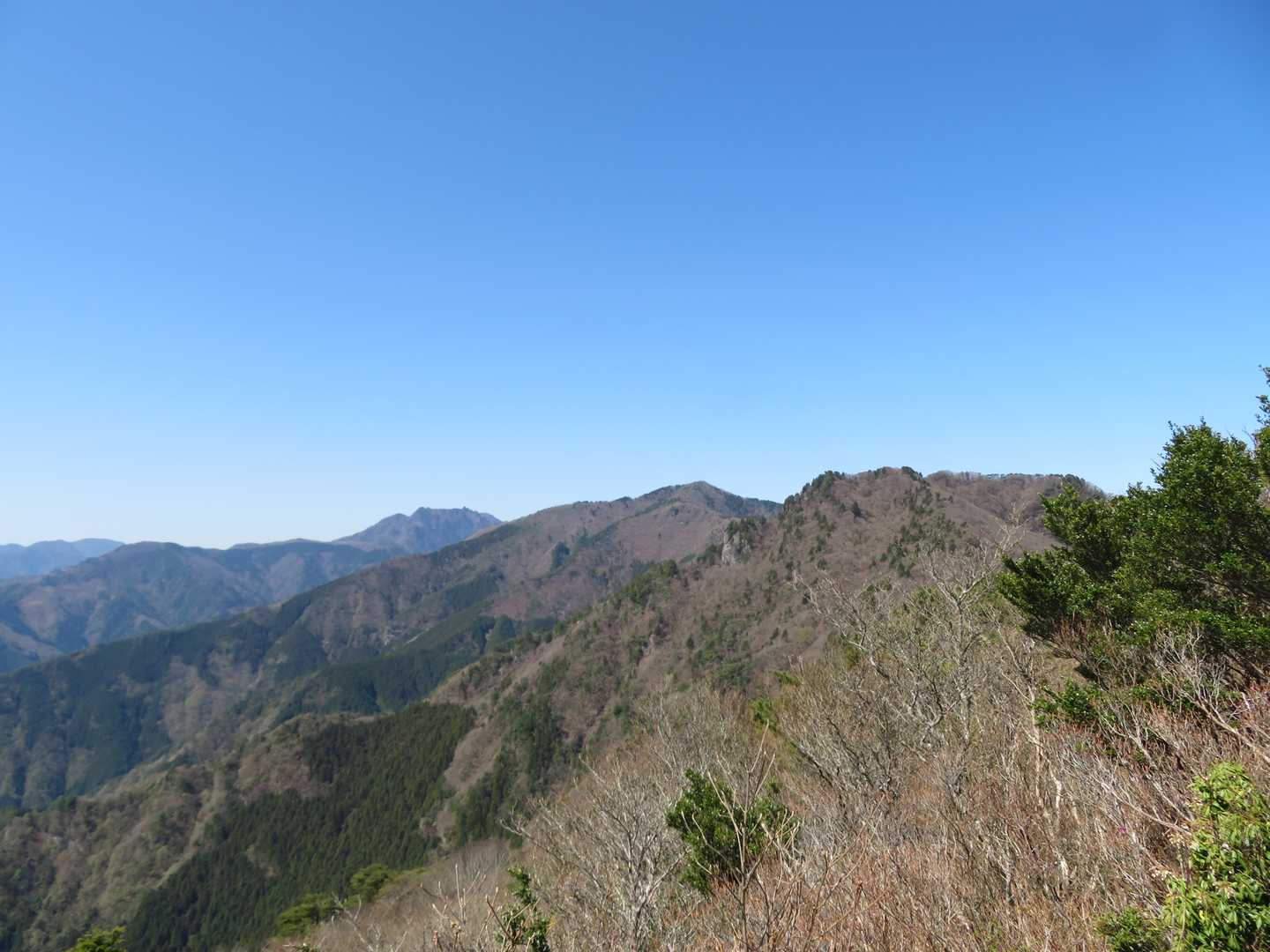七々木山から、赤星・豊受と左奥には二ツ岳