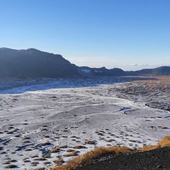 外輪山の縁を進んでいく。
でもどこを歩いたっていい(実際にルートを大きく外れてしまった)