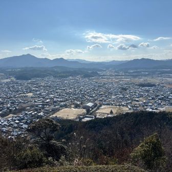 何十年と行き来した街。
去年登山に目覚めたおかげで、初めて登り。
良い景色に出会えました。