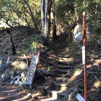 集落を少し登ると、登り口があります。