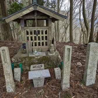 一つ目のピーク摩尼山1004ｍ　如意輪観音様の石像が祀られている。