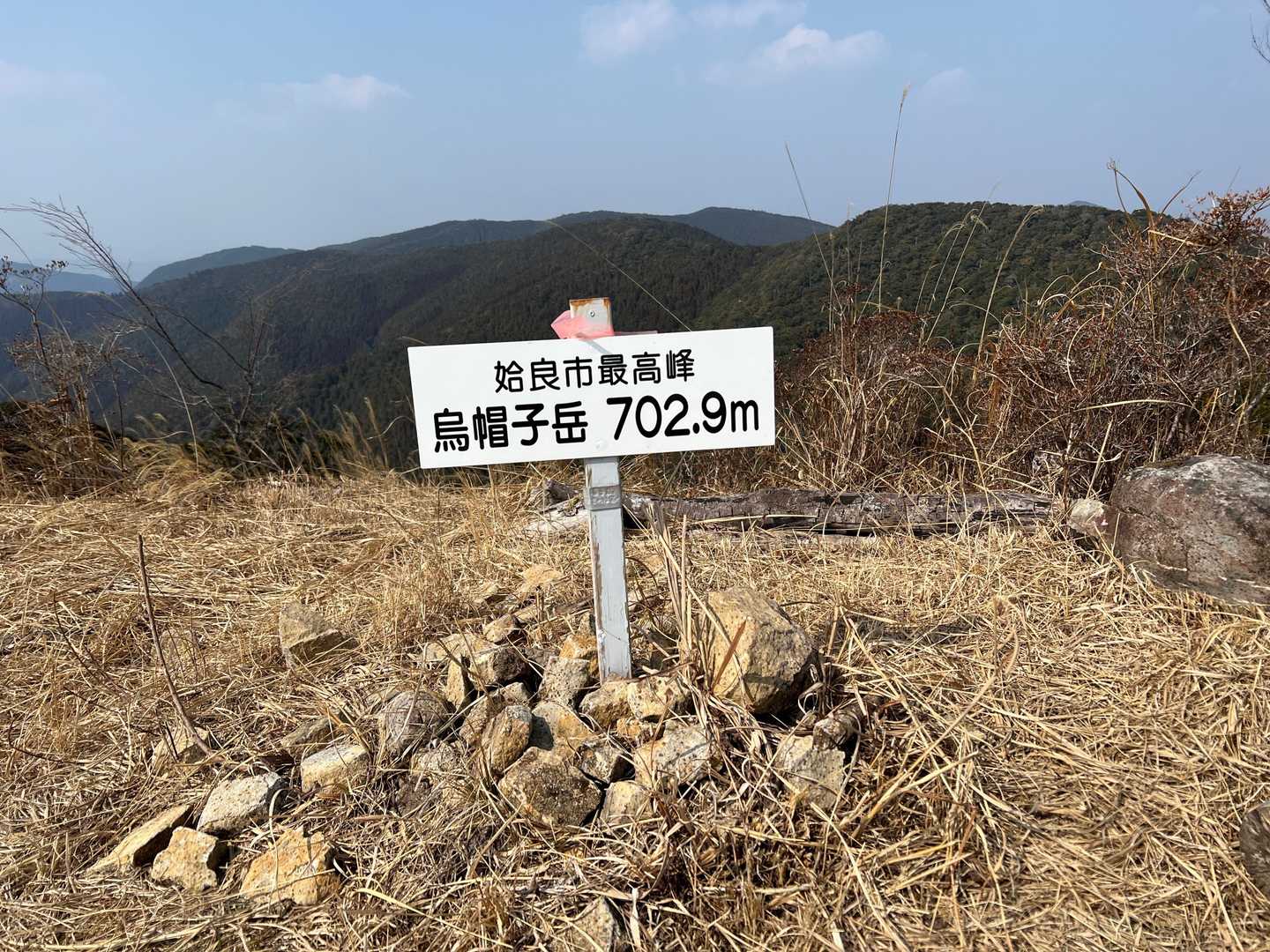 山頂です。
正直に言いますと…
バテてます。
ここで、エネチャージ予定でしたがあまりの突風。
寒さで少し下でおにぎりチャージします。