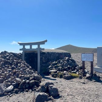 先に⛩️奥宮に寄り、日々の安全登山の御礼と、悩みに悩んで決心した今週末の遠征登山の安全祈願🙏
西山に向かうには時間が足りないので戻って東山へ↪️