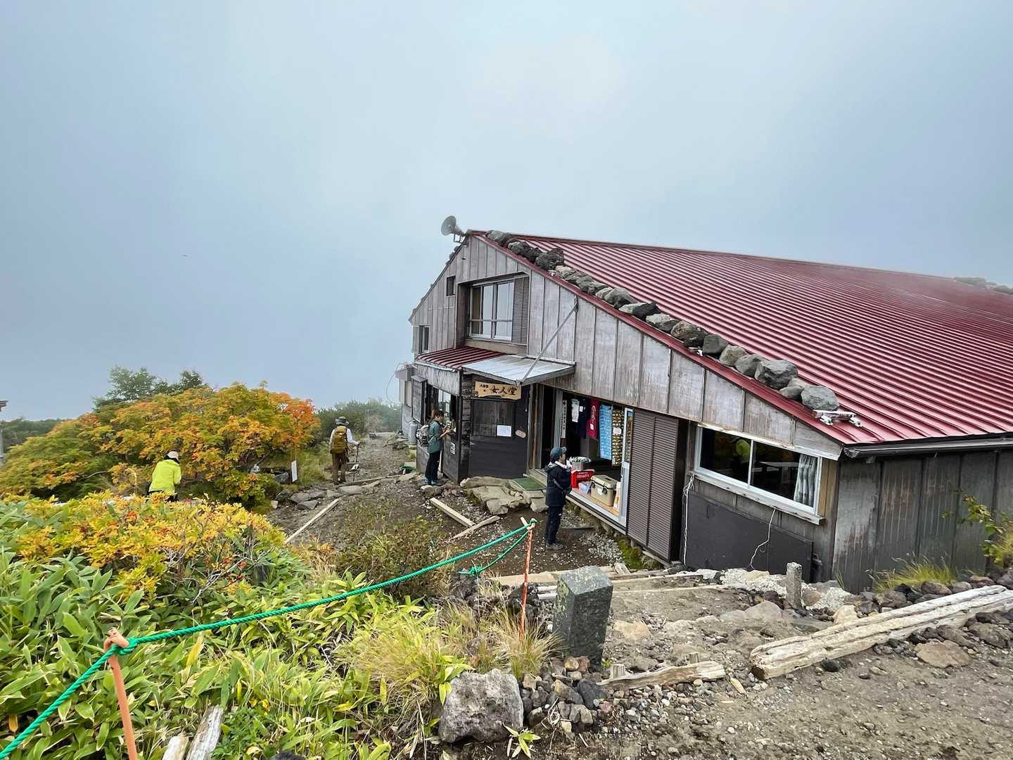 周回の登山道が結構長く
帰りのバスの時間があるので焦り気味でしたが
計画より早く女人堂に着いて安心しました