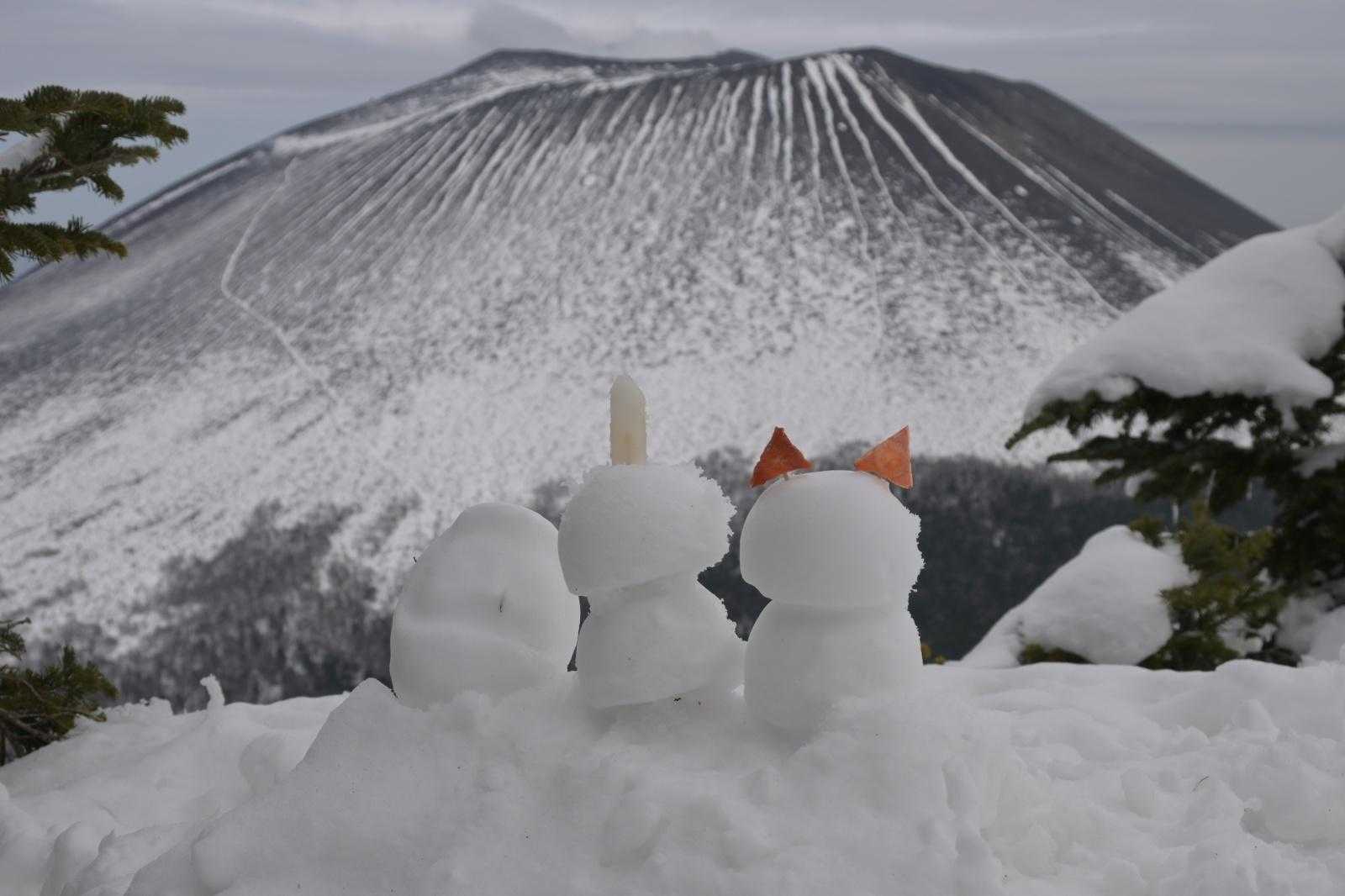 よく見ると足元に雪だるまが並んでいました。