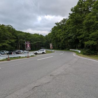 以前、高妻山に登った時にも利用した無料駐車場。人気の山域なので9割くらい埋まってました。