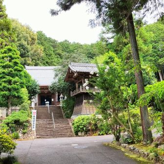 恵利寺に下りてきました。
舗装路を歩いて道の駅まで。