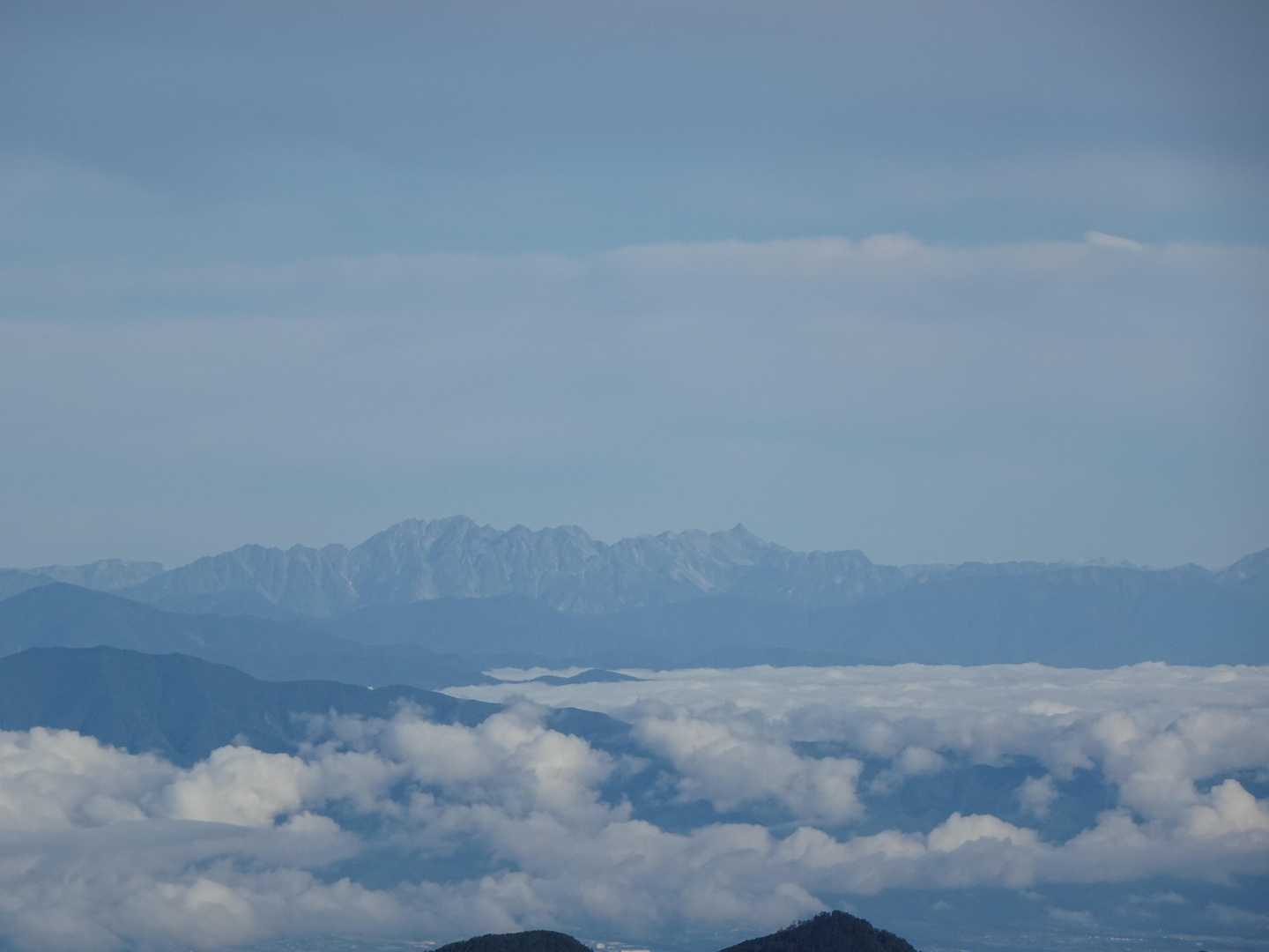 雲海の先には飛騨山脈(北アルプス)槍穂高連峰、前日はボロボロの天気でしたがこの日は最高の眺望に恵まれた事でしょう🌞