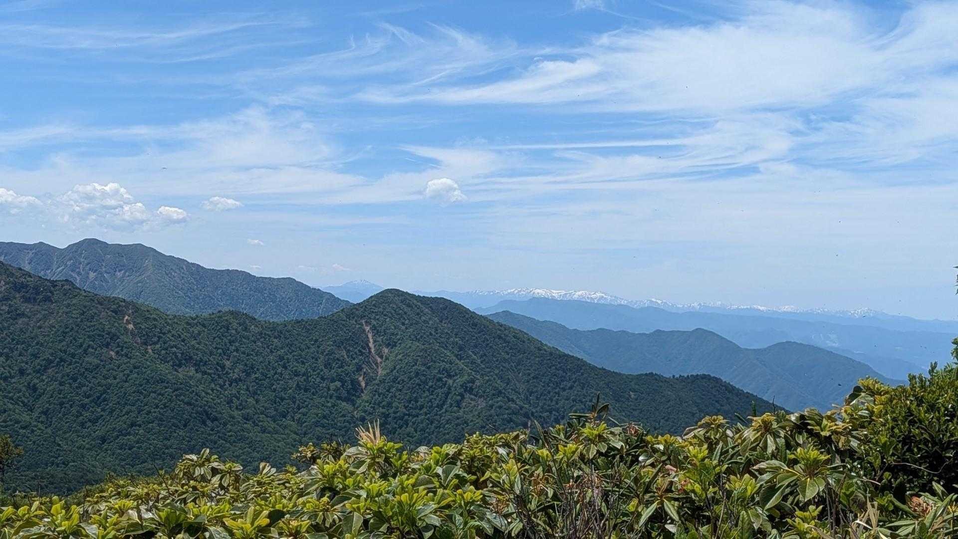 遠くに会津駒ヶ岳かな？や新潟の山並みも見えました