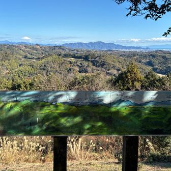 ちょっと影で見にくいですが、見える山々が描かれた手作りの案内板。
地元の方々の手作りと山道整備が素晴らしい山です💖
この日も何人もの方々が、お掃除、整備と、働いていらっしゃいました‼️感謝です🙇‍♀️