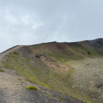 お鉢巡り
左側に等間隔で石仏
それを越えたら山頂　　もうすぐ