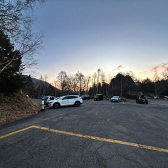 休暇村（乗鞍高原第7）駐車場🅿️無料
車中泊🙅トイレは営業時間ならOK

金曜日5時30分、10台ほど停まってましたが向かいの建物側はまだまだ余裕あります。