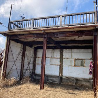 展望台兼休憩所。階段あるけど封鎖されてるので登りませんでした。