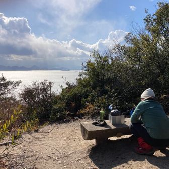 ここでお昼ご飯にします🤗
太陽の光が暖かな場所😚

姫）太陽の熱がありがたいね😚

姫）夏はクソじゃけど😩

俺）それな🤣