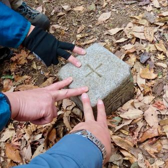 鷹取山に到着⛰️
三角点は団体さんの椅子になってました(笑)
(退けてくれました)