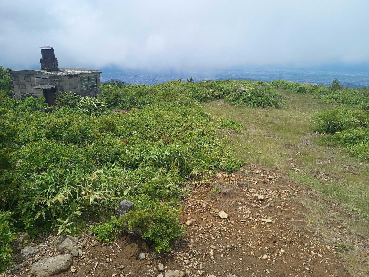 カケスケ峰は眺望が素晴らしい。元マイクロウェーブ跡地らしい。