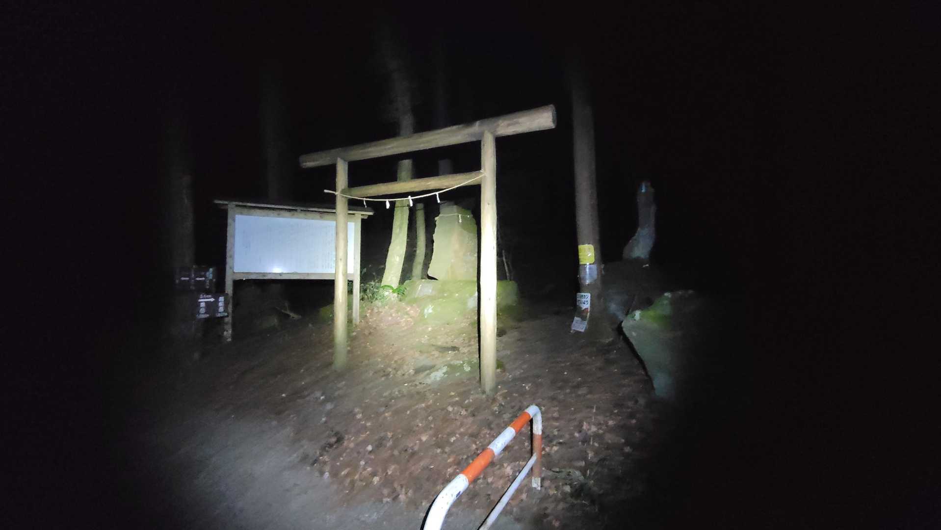 登山道。
ここから、黒岳の他、越前岳を始め愛鷹連峰へ縦走できます。
日の出を見るため、ナイトハイクスタートです。