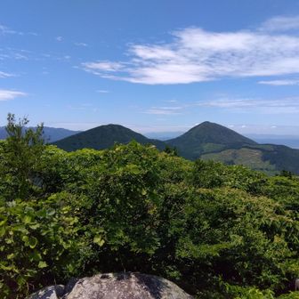 振り返ると、左が女岳、右が浮嶽。
浮嶽をここから見ると細いですね。
