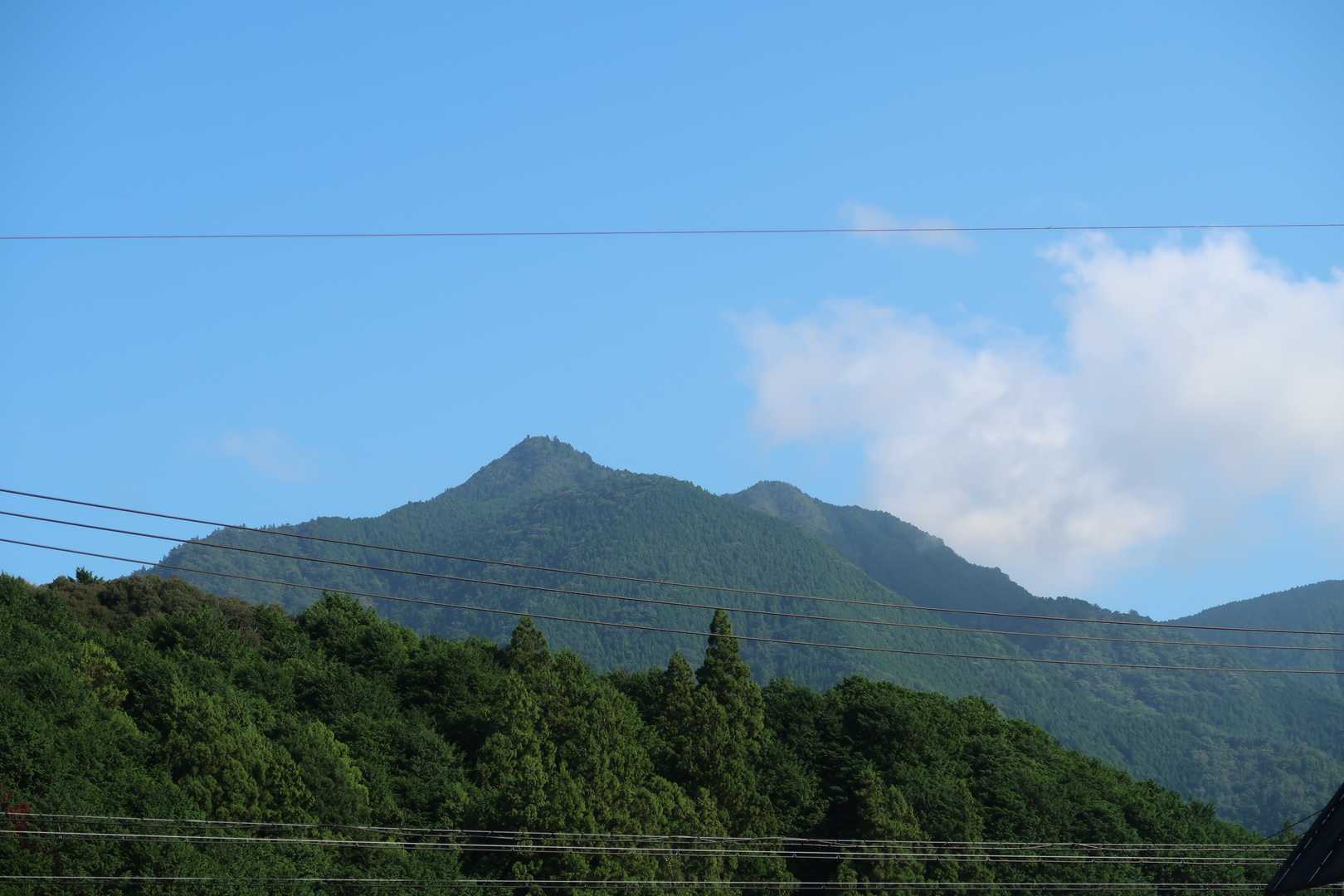 国道沿いから。とがった特徴的な山容です