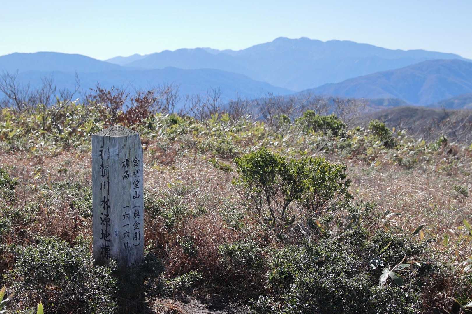 奥金剛到着。奥に白山が見えます。改めて良い山だ✨