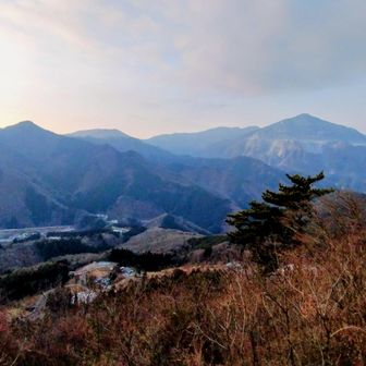 武甲山と横瀬二子山（日向山山頂）