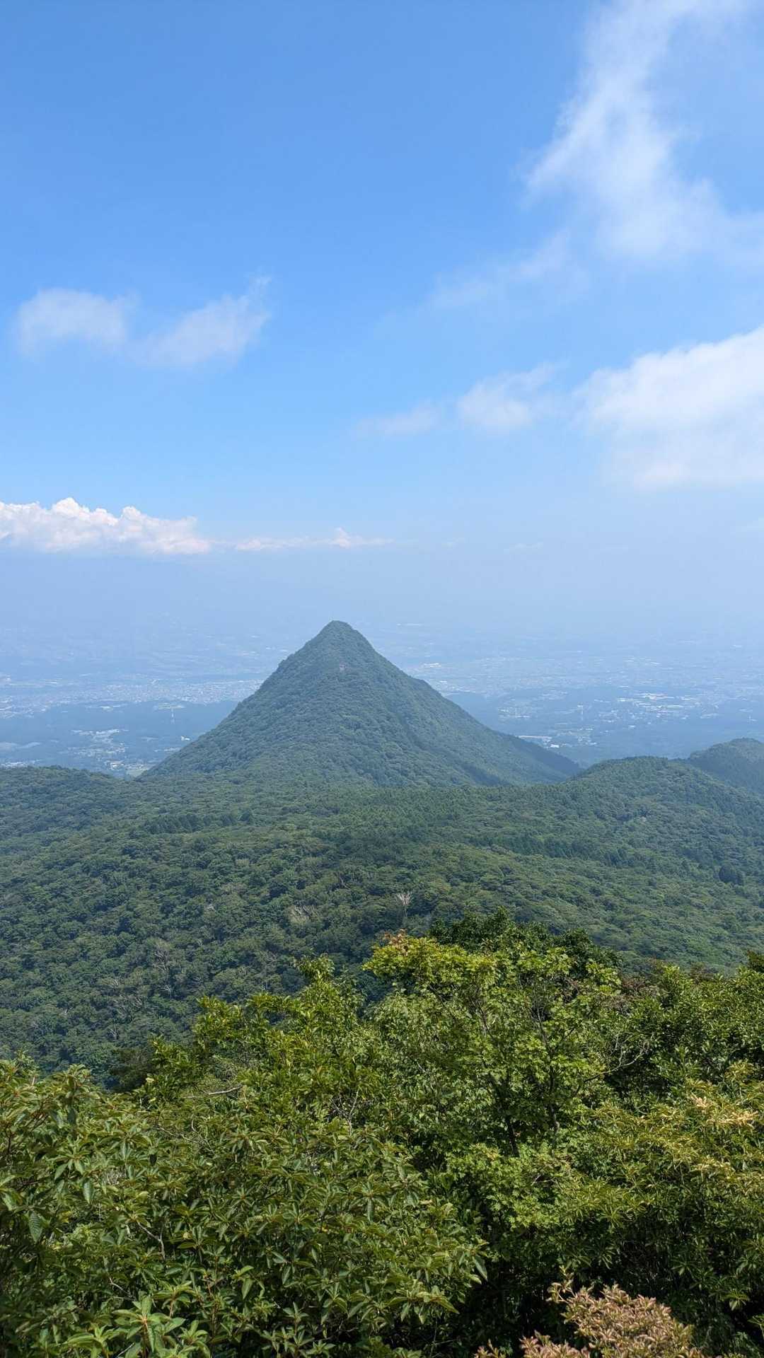 こっちから見ると、水沢山はトンガリです