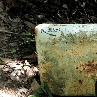 石にマジックで小さく
←北ドント　と書かれてる😂
突き当りに神戸市水道局の古い鉄扉があります。