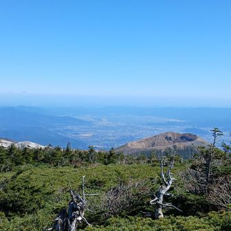 福島方面は山頂から少し下ったあたりの方が眺望が開けています
