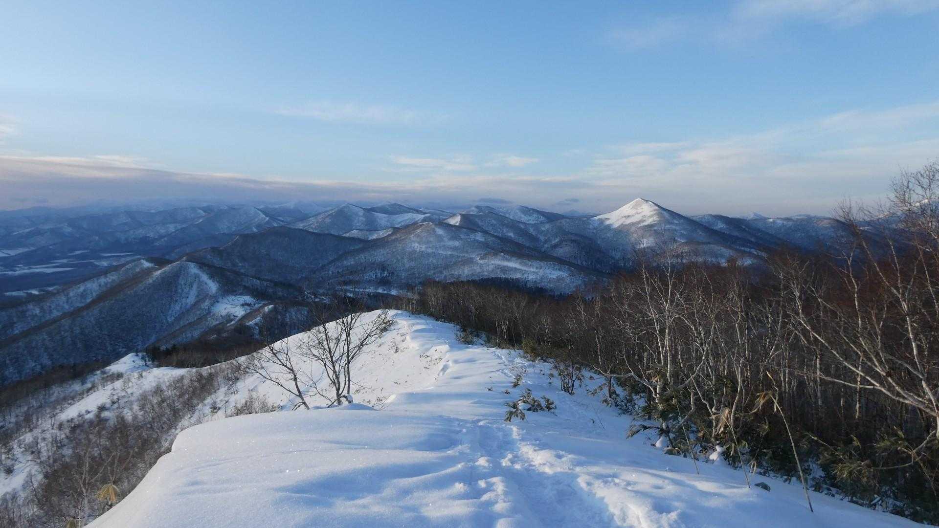 振り返って南富良野方面
あの尖った山が気になる