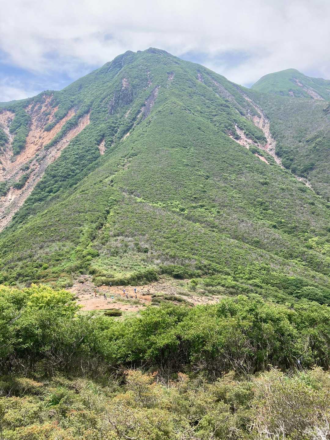 麓の峠から担いで抱えて
エッチラオッチラ
平たい石を見つけてはみんなで喜ぶ
ちょっと風変わりな遊び