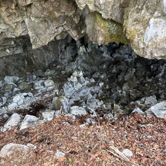 洞窟状化 この付近 居座るだけで危ないですね さっさと去りましょう コロコロ岩🪨 落ちてます