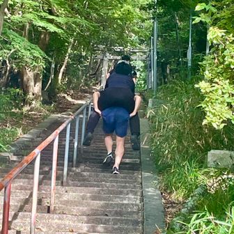 この急階段、背中に人をおんぶして駆け上がります。若者よガンバレ。
