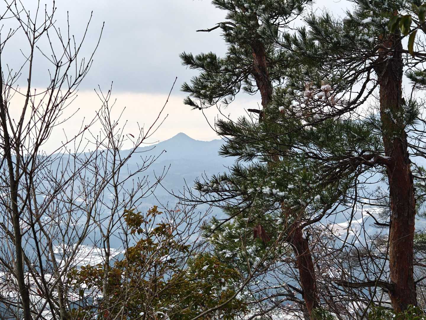 あのとんがった山はなんという山かな?
誰か教えてちょうだい。