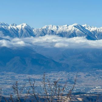 安曇野の街の上に槍・穂高連峰が一望